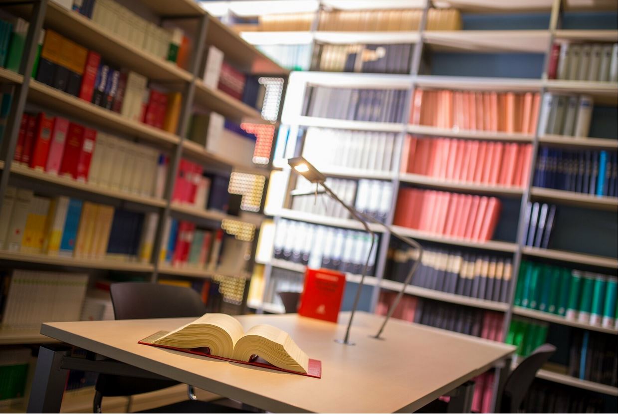 HfR Schwetzingen Bibliothek Standort Schwetzingen Regale mit Büchern