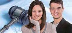 Bild zeigt zwei Studierende und einen Richter-Hammer