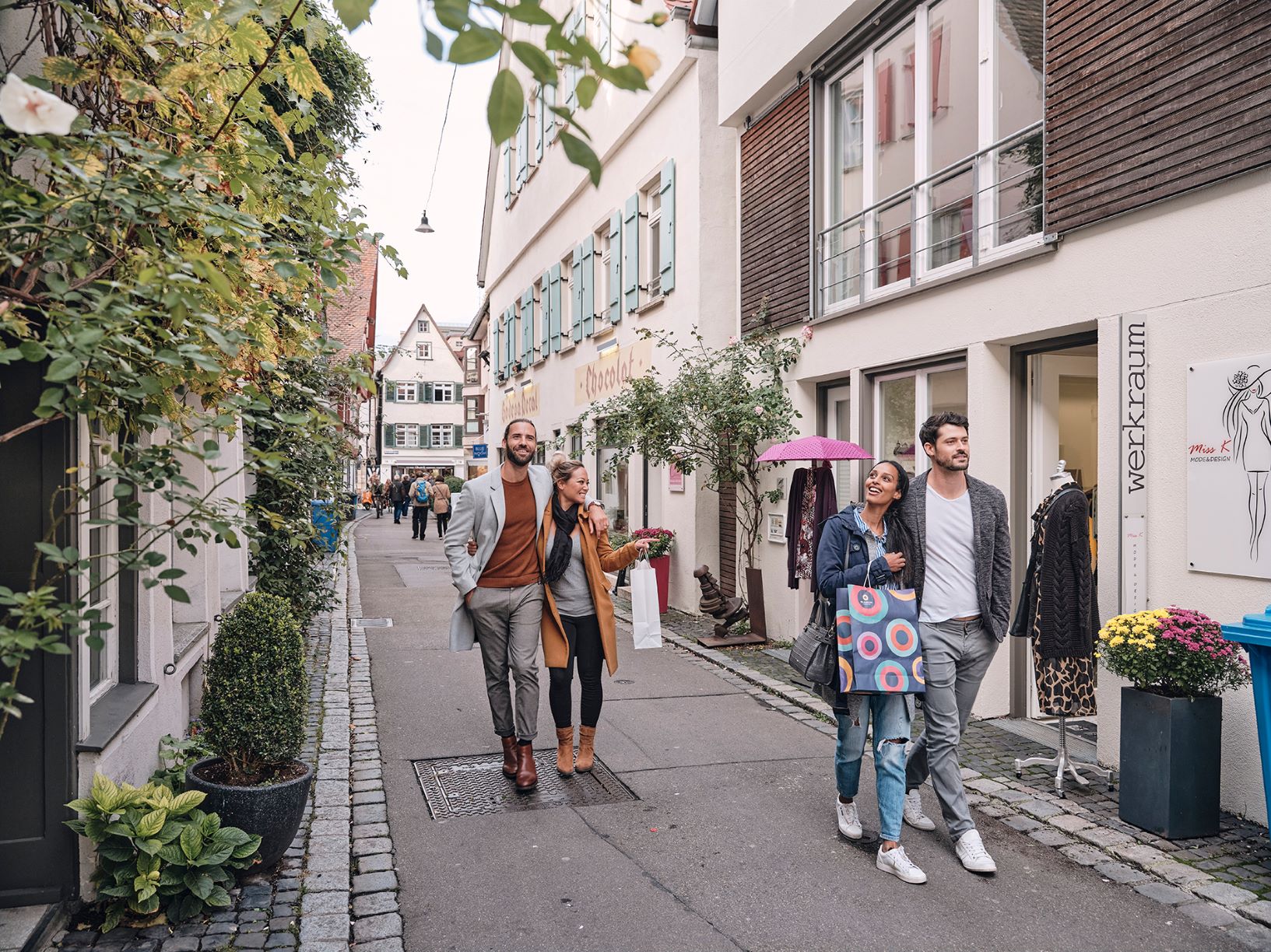 Das Bild zeigt junge Menschen, die durch die Altstadt Ulms flanieren