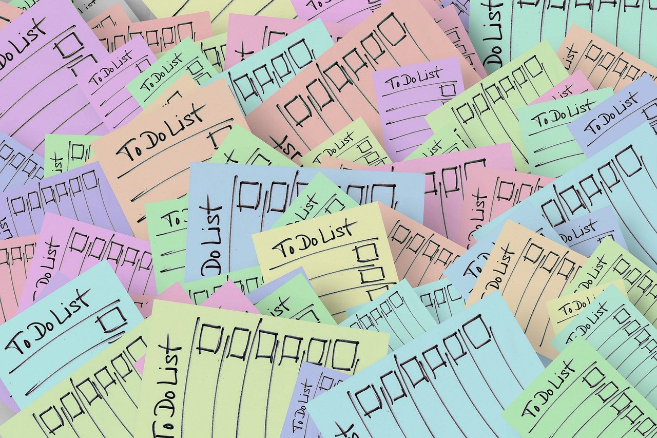 Das Bild zeigt viele verschiedenfarbige Zettel welche alle mit To Do List überschrieben sind.