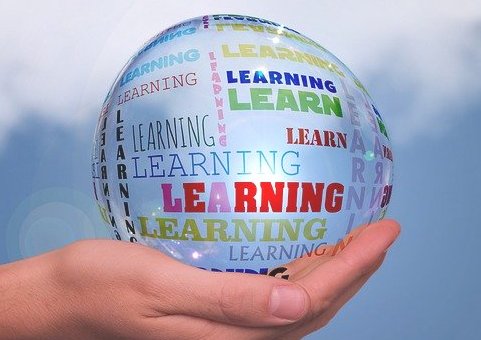 Das Bild zeigt eine Hand in der sich ein sehr großer Wassertropfen befindet, auf dem mehrfach die Worte Learn und Learning stehen.
