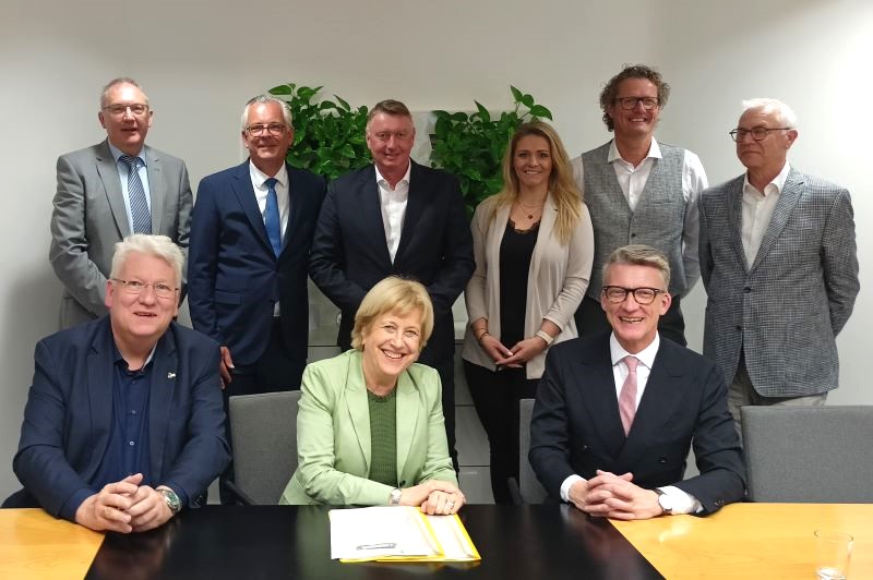 Das Bild zeigt vorn sitzend v.l.n.r. Herrn Ganzke (MdL), Frau Müller-Witt (MdL) und Herrn Wolf (MdL), hinten stehend die Vertreter der Hochschule sowie des DGVB NRW Das Bild zeigt vorn sitzend v.l.n.r. Herrn Ganzke (MdL), Frau Müller-Witt (MdL) und Herrn Wolf (MdL), hinten stehend die Vertreter der Hochschule sowie des DGVB NRW