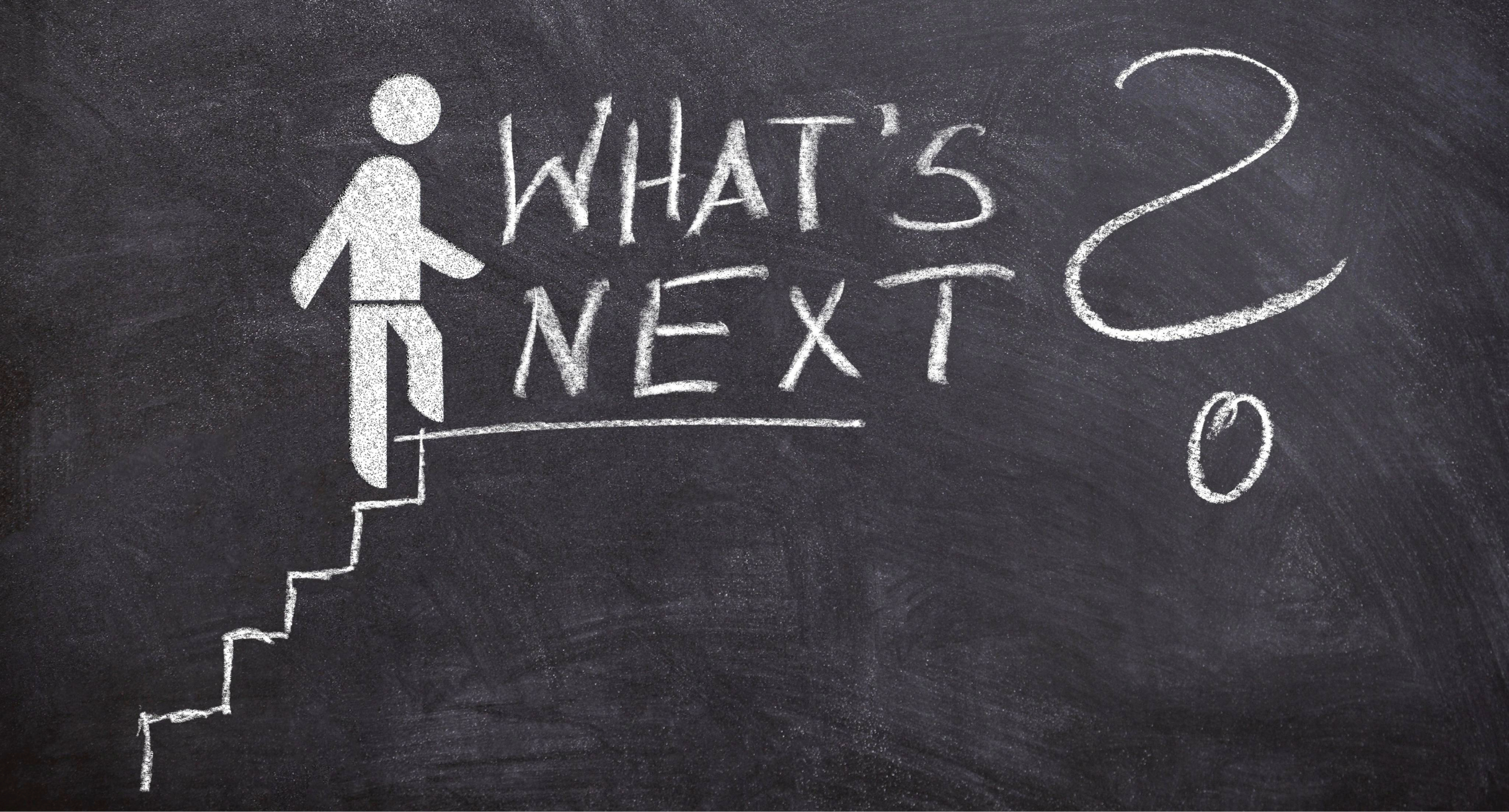 Das Bild zeigt eine Kreidezeichnung einer Person, die eine Treppe hinaufgeht und vor den Worten Whats Next steht.