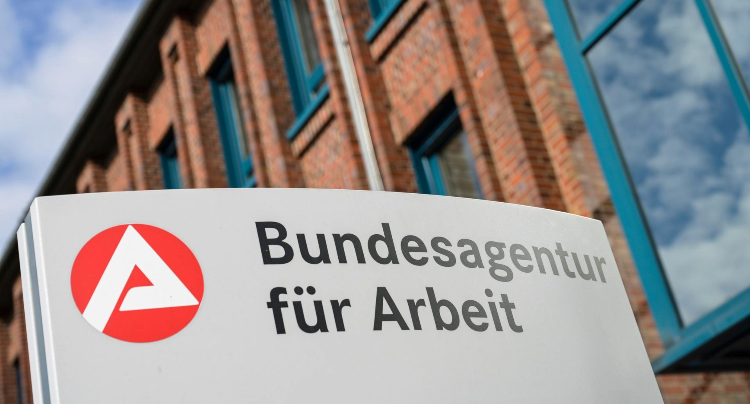 Schild vor einem Gebäude. Das Schild trägt die Aufschrift Bundesagentur für Arbeit vor