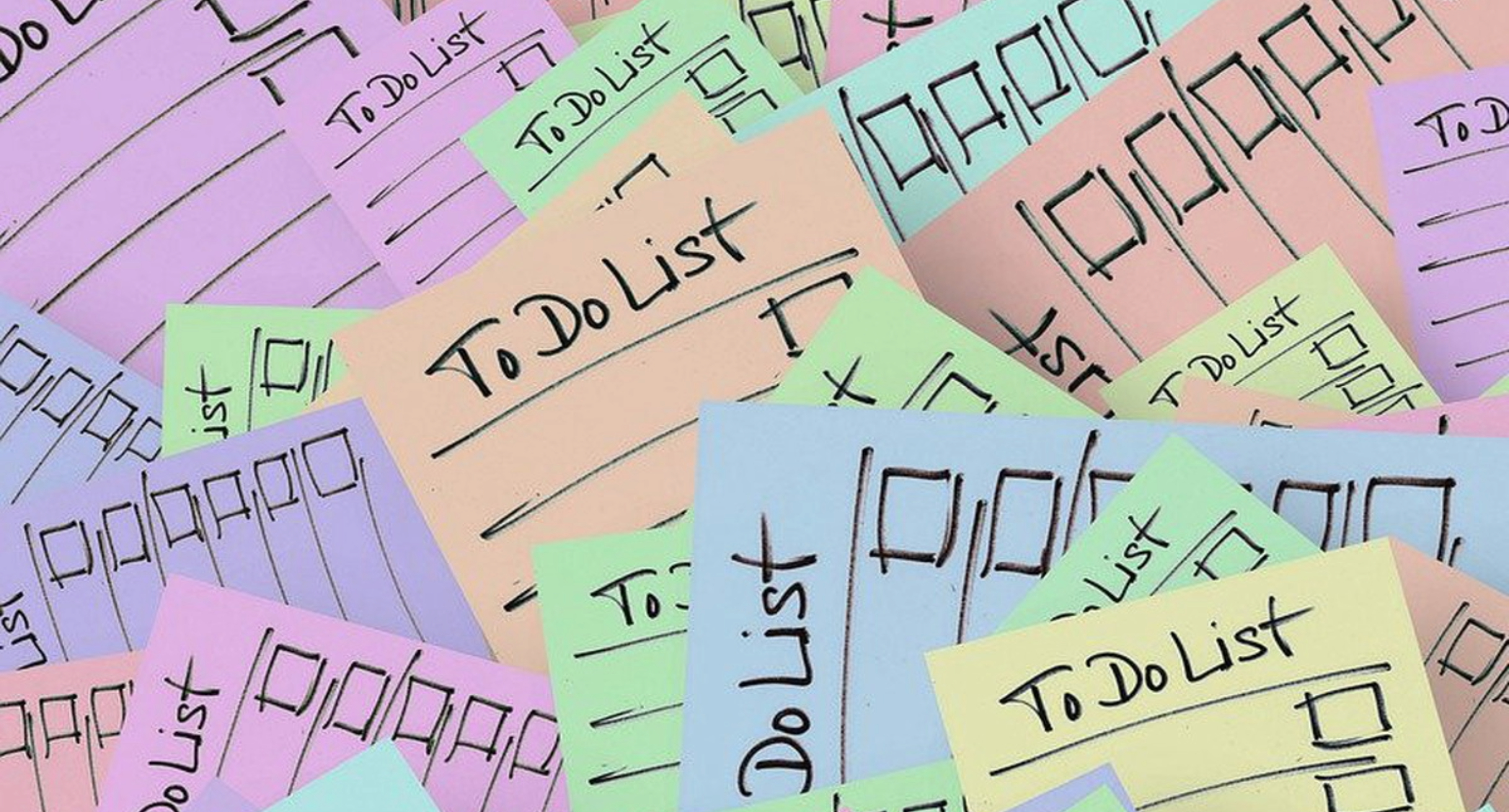 Das Bild zeigt viele verschiedenfarbige Zettel welche alle mit To Do List überschrieben sind.
