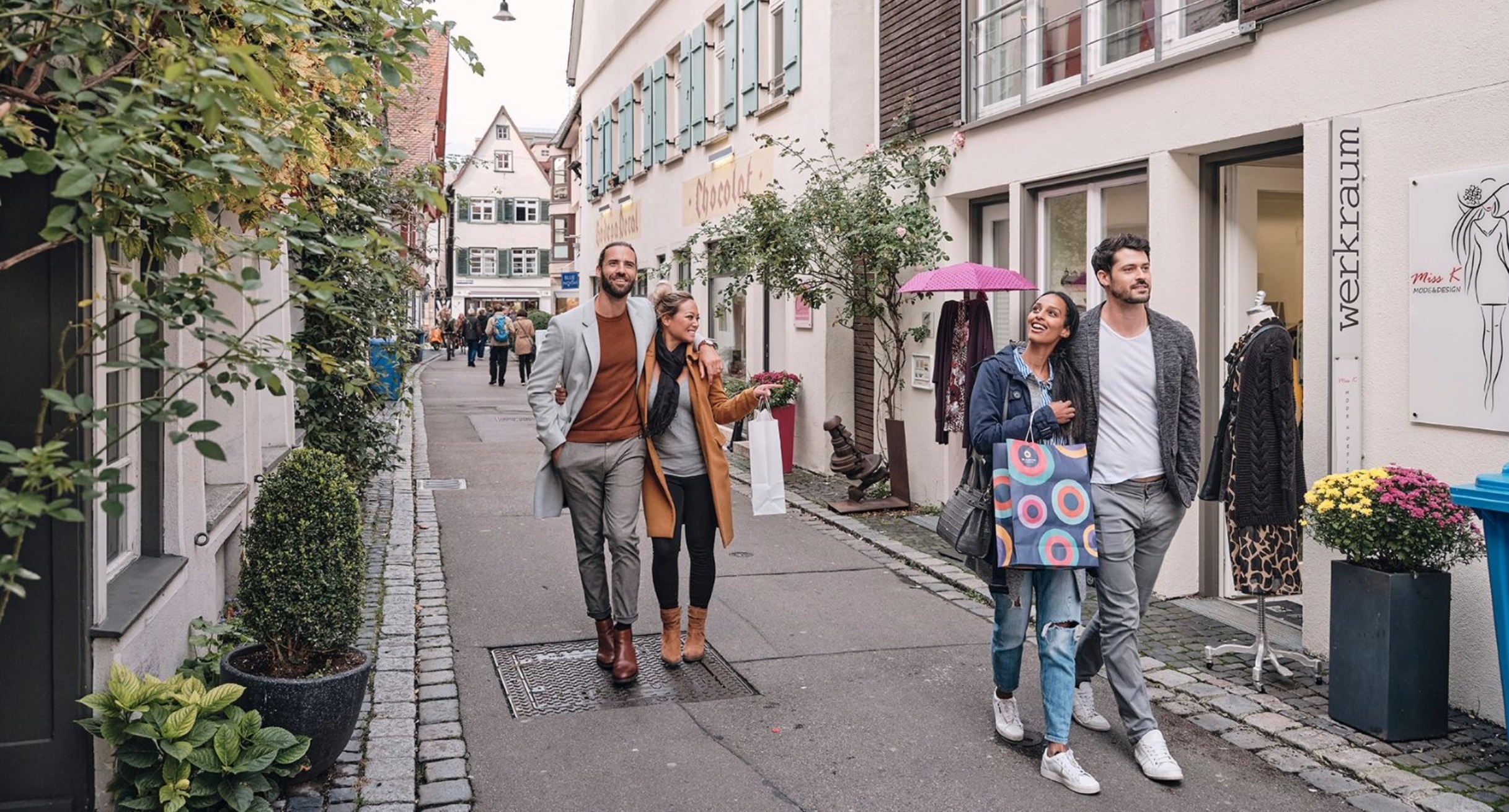 Junge Menschen, die durch die Altstadt Ulms flanieren.