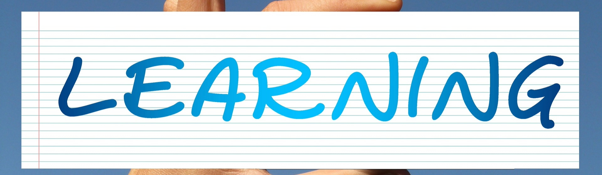 Weiße Karteikarte mit der Aufschrift Learning