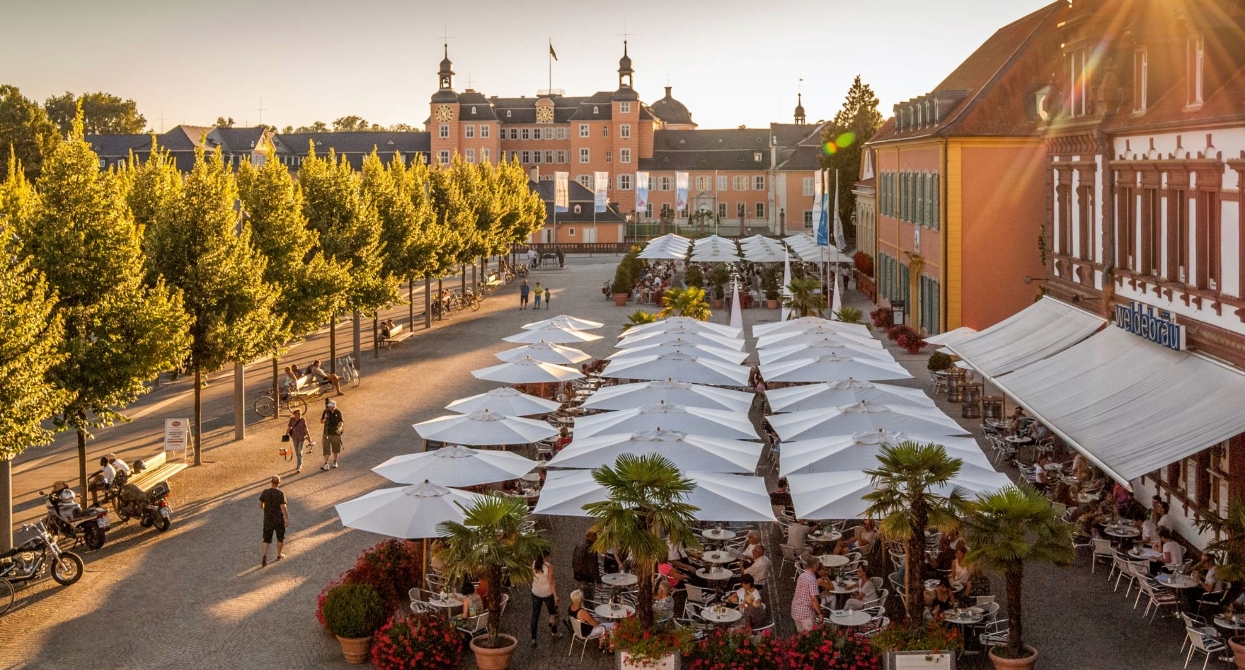 Das Bild zeigt den Schwetzinger Schlossplatz Blick zum Schloss,