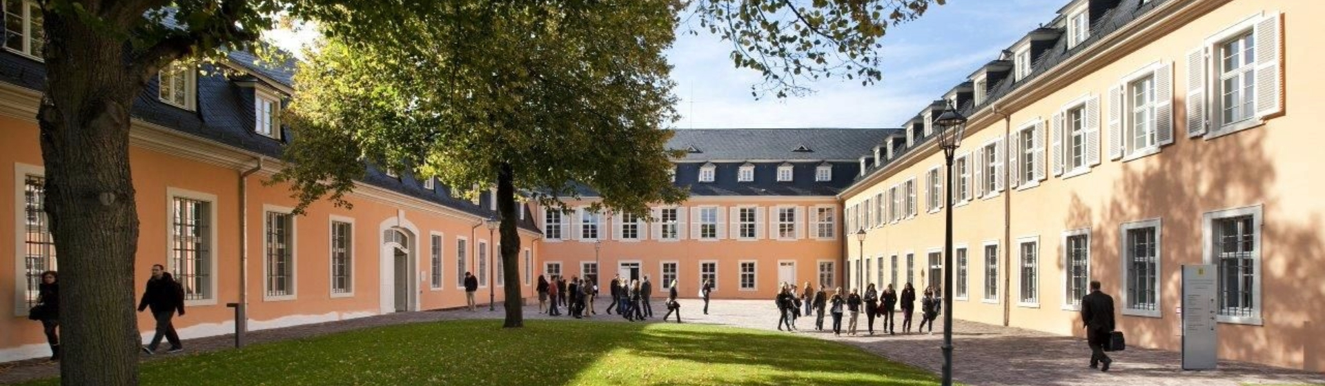 Das Bild zeigt den Innenhof der Hochschule am Studienort Schwetzingenen