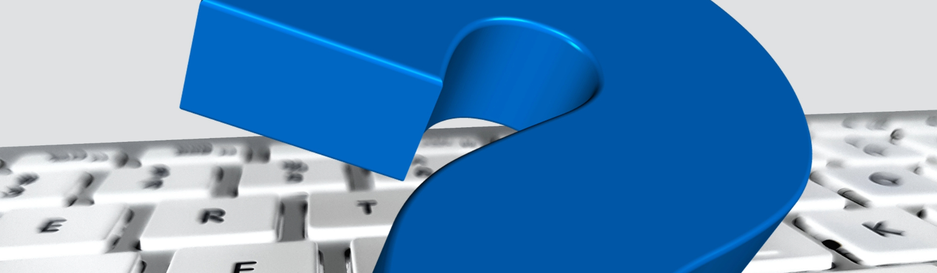 Computertastatur im Hintergrund und ein blaues Fragezeichen im Vordergrund.