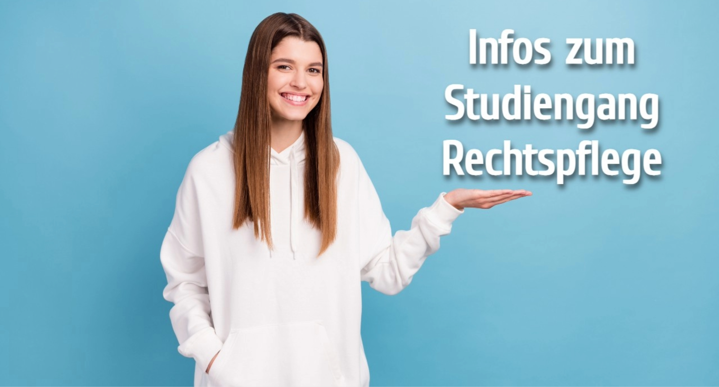 Das Bild zeigt eine junge Frau vor hellblauem Hintergrund, die auf den Text „Infos zum Studiengang Rechtspflege“ zeigt.