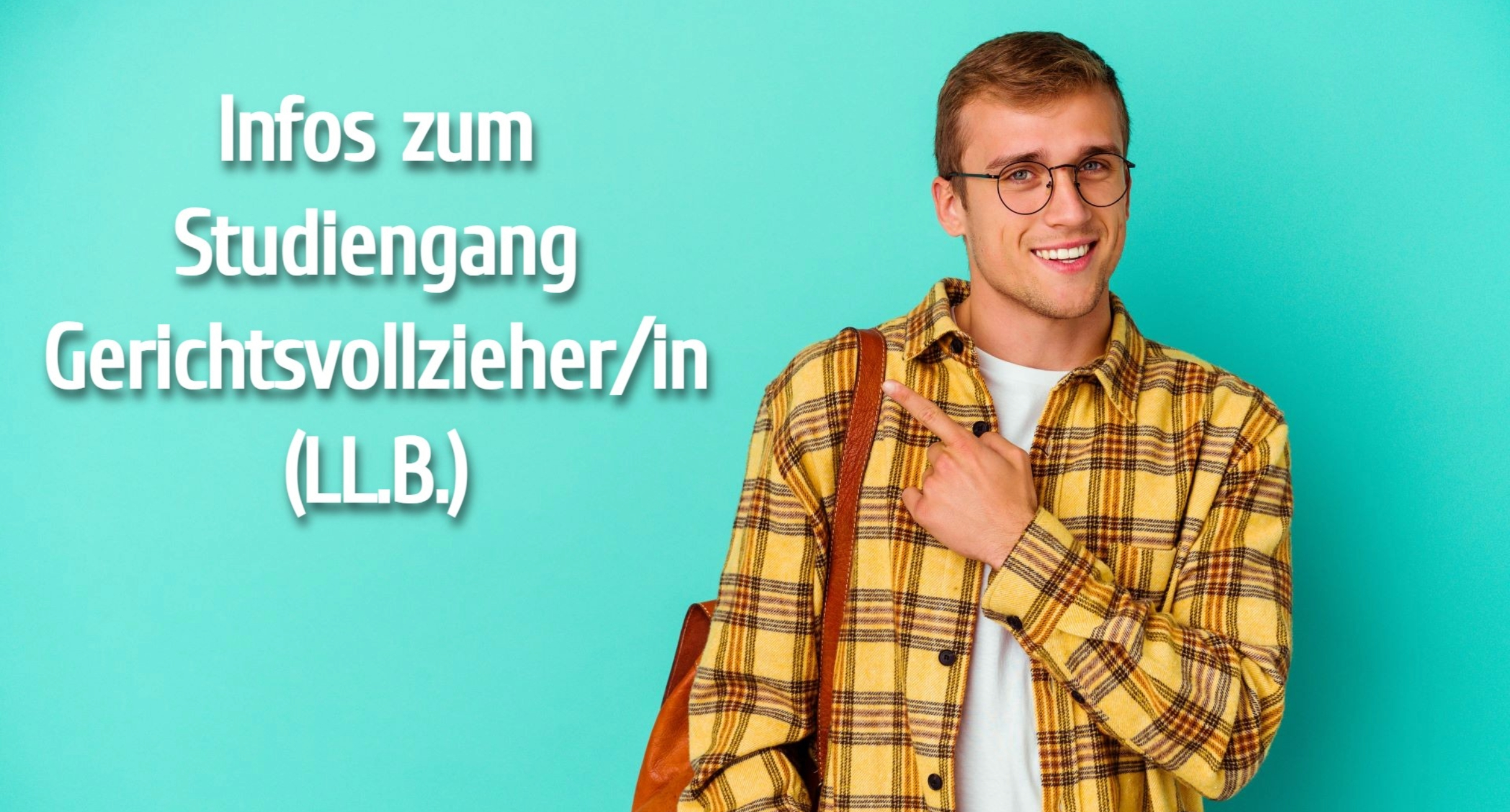 Das Bild zeigt einen jungen Mann vor einem türkisfarbenen Hintergrund der auf den Text „Infos zum Studiengang Gerichtsvollzieher/in (LL.B.)