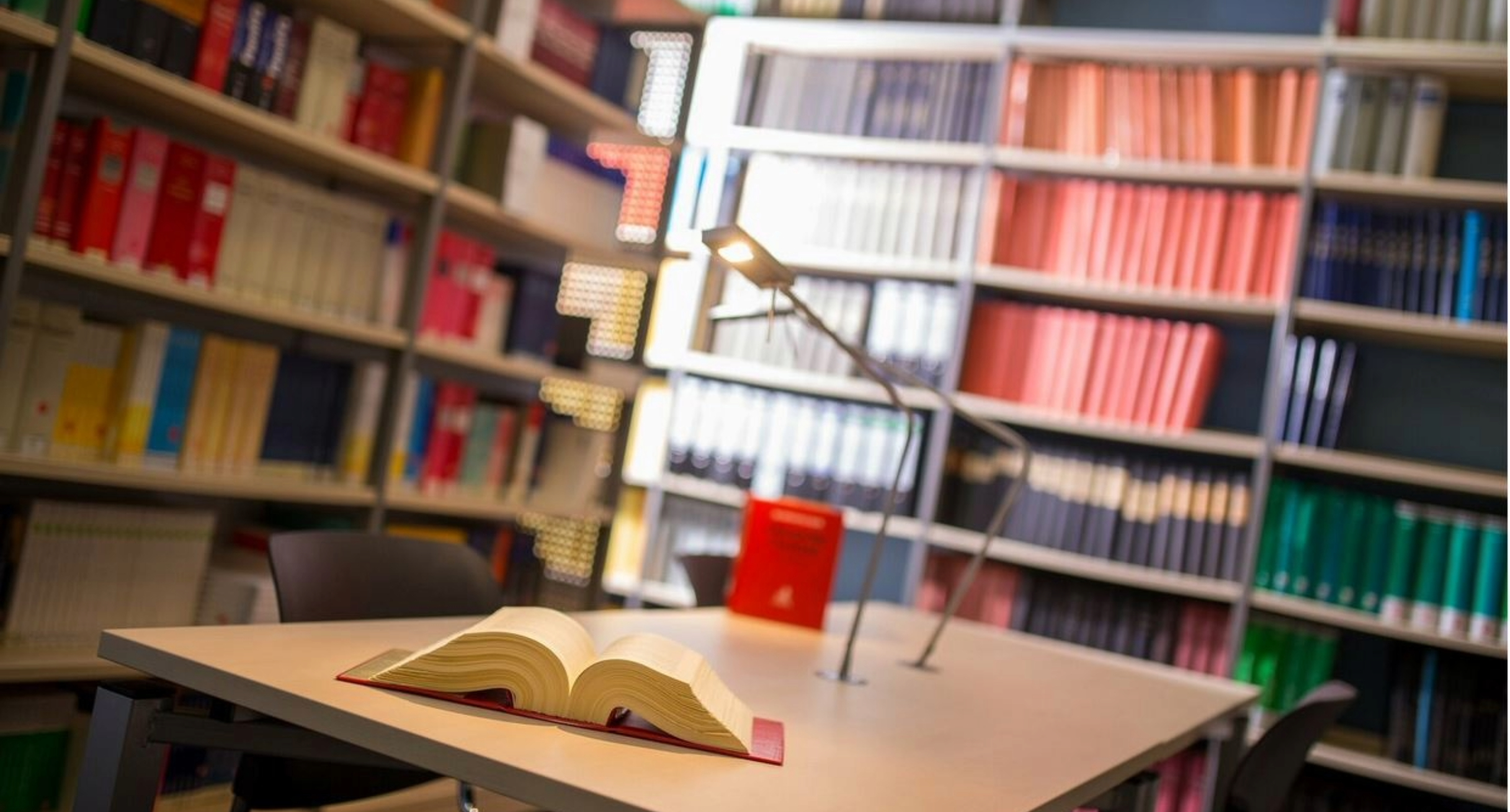 Das Bild zeigt einen Tisch und Bücherregale in der Bibliothek der HfR Schwetzingen am Studienort Schwetzingen.