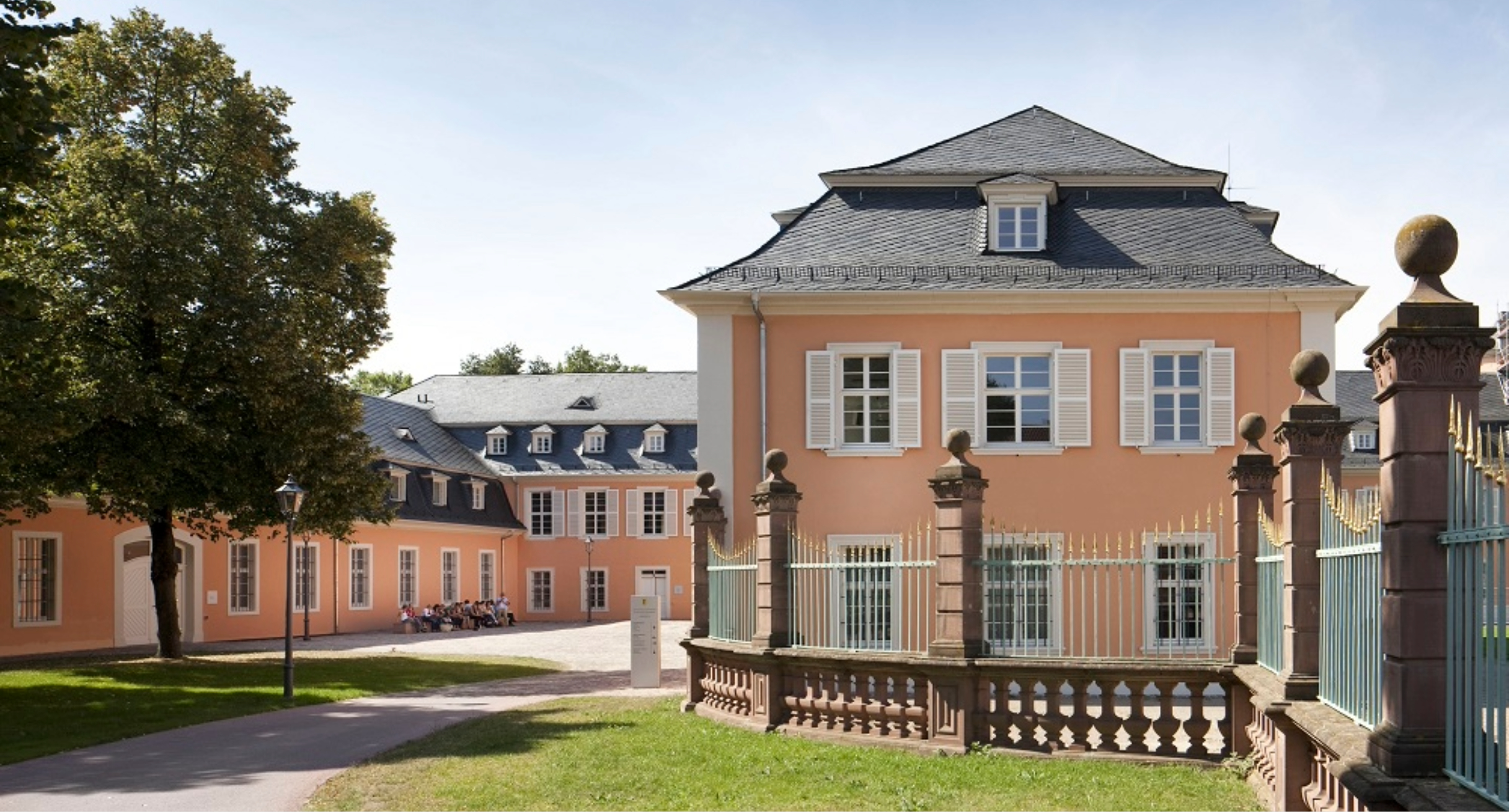 Das Bild zeigt eine Außenansicht des Lehrgangsgebäudes der HfR Schwetzingen am Studienort Schwetzingen.