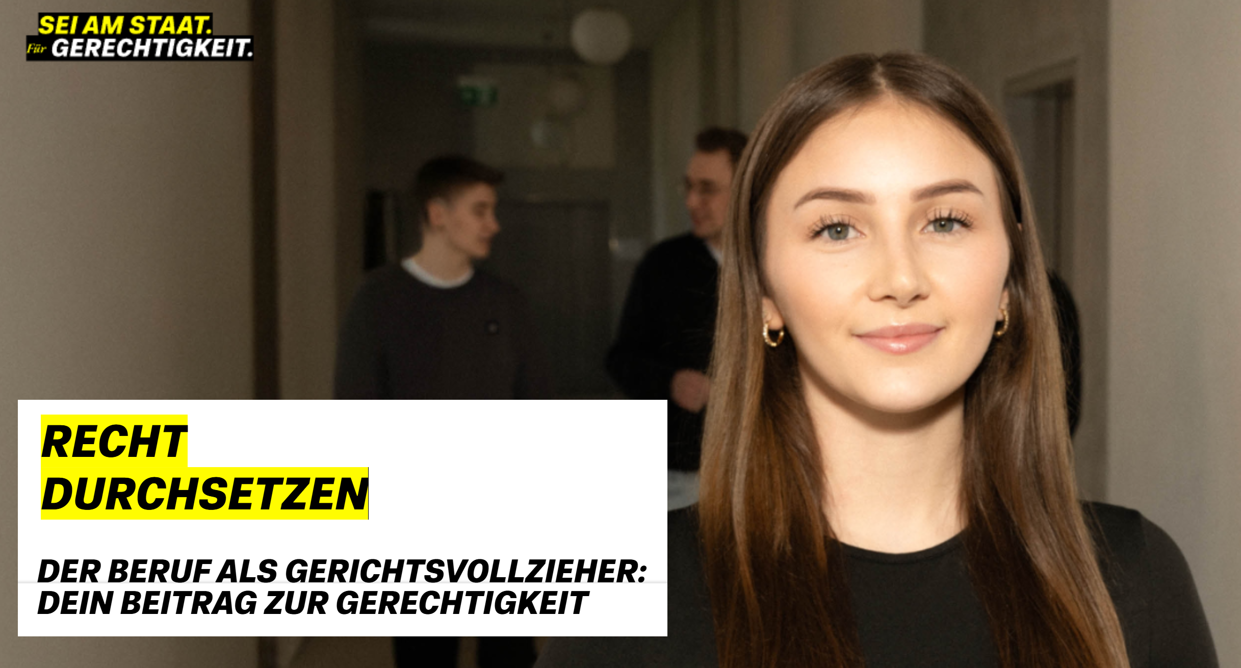 Junge Frau, die in einem Flur steht. Links steht der Text Recht durchsetzen - Der Beruf als Gerichtsvollzieher