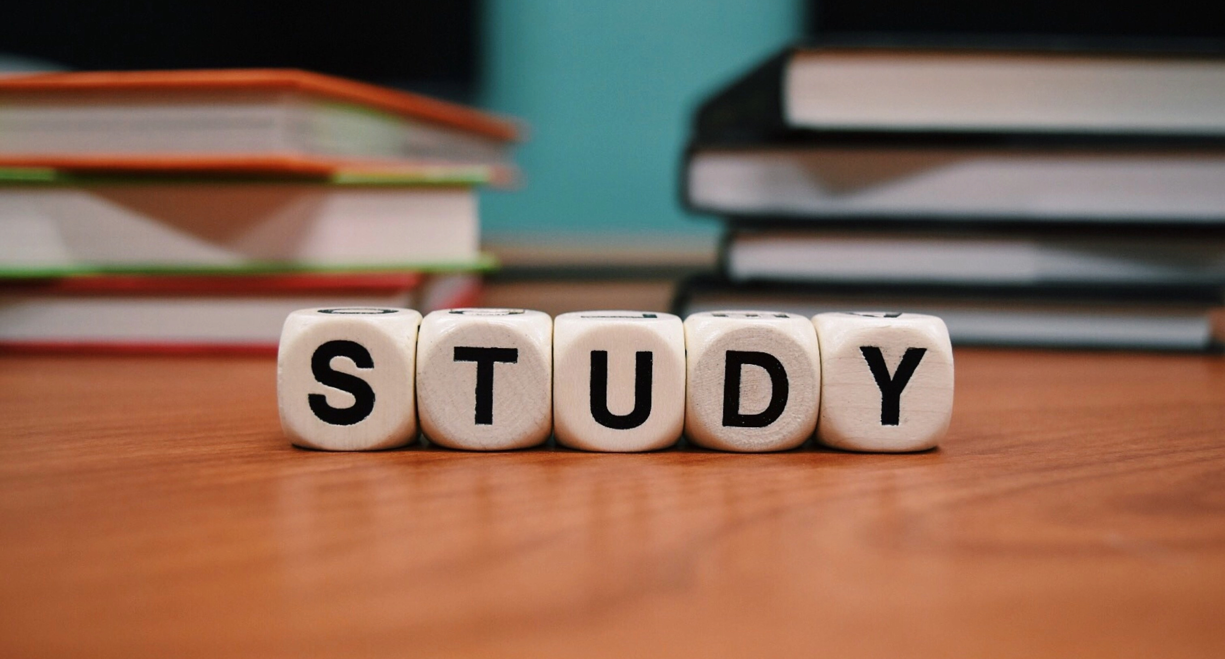 Fünf Würfel mit Buchstaben die das Wort STUDY bilden.